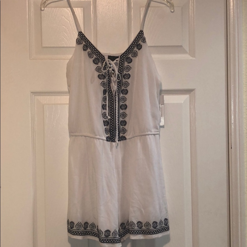Trixxi White & Navy blue shorts romper size: S